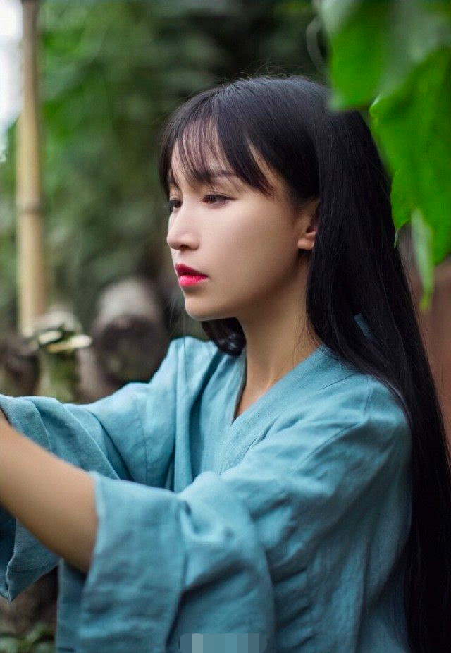 Tại Trung Quốc, Lý Tử Thất được coi là "đệ nhất hot girl mạng Trung Quốc", "người có ảnh hưởng nhất trên mạng xã hội", mỗi video cô đăng tải có lượt xem trên 10 triệu.