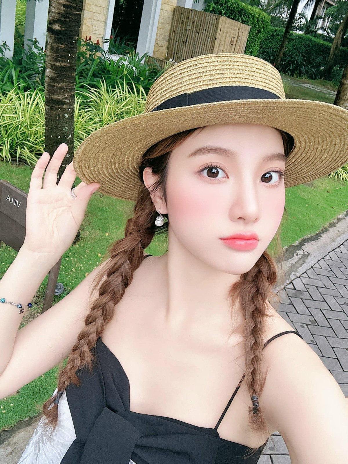 Kể từ khi có cặp đôi song sinh, Hạnh Sino bắt đầu dành nhiều thời gian để chăm sóc cho gia đình nhỏ của mình