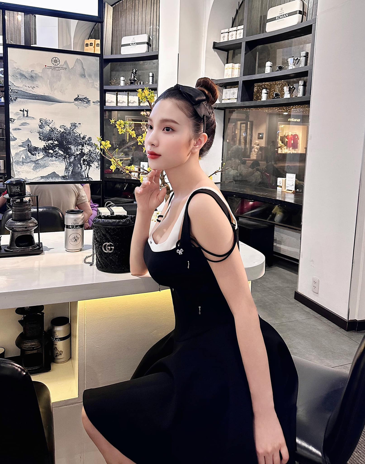 Sau khoảng thời gian "ở ẩn" sinh con, Hạnh Sino thu hút sự chú ý với vẻ ngoài xinh đẹp, quyến rũ.