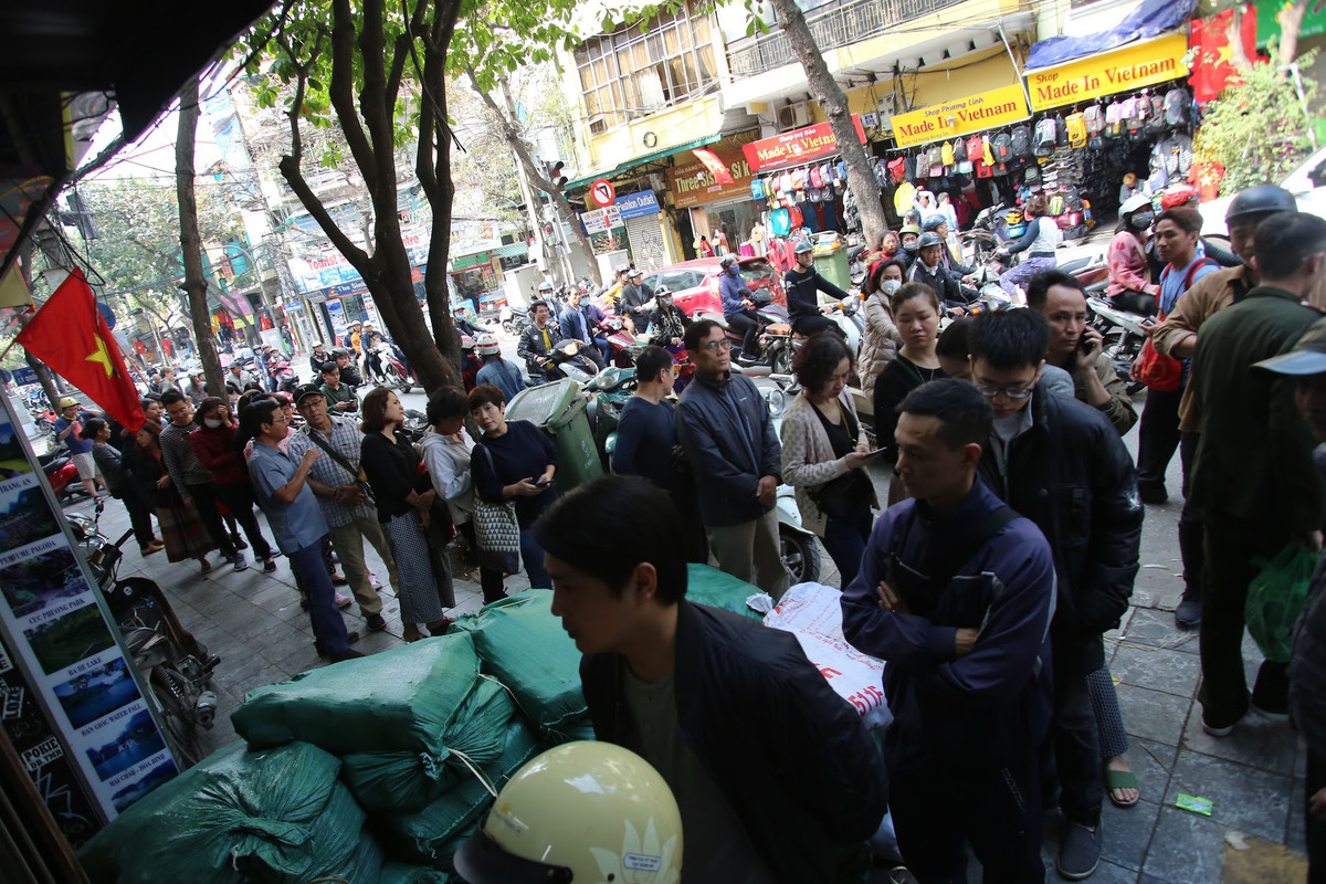 Theo chia sẻ của nhiều vị khách, họ chọn bánh chưng tại cửa hàng thực phẩm này để cúng gia tiên vì bánh ở đây có mùi nếp thơm đặc trưng, dẻo dền, rất ngon miệng. Ngoài ra, món nem chua của cửa hàng cũng được nhiều người yêu thích vì thịt dẻo, ít cay và có hương vị riêng.