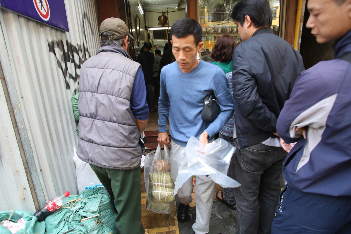 Thậm chí, nhiều người còn vui vẻ gọi cửa hàng thực phẩm trên với cái tên “cửa hàng thời bao cấp” vì cứ mỗi dịp Tết đến, họ lại tới đây mua những chiếc bánh chưng về cúng gia tiên.