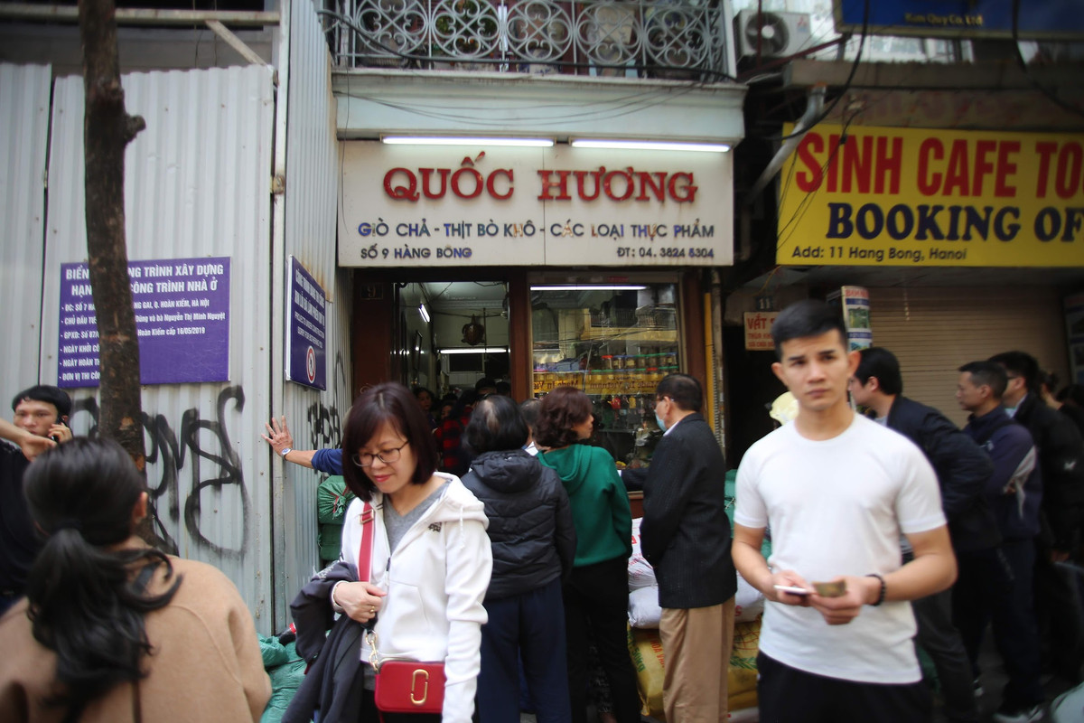 Xã hội ngày càng phát triển khiến con người chẳng còn mấy thời gian để tự chuẩn bị những món ăn. Đặc biệt trong dịp Tết, thay vì tự đi gói, luộc những chiếc bánh chưng thì nhiều người đã chọn cách ra hàng mua sẵn và địa điểm quen thuộc đó là cửa hàng thực phẩm trên phố Hàng Bông.