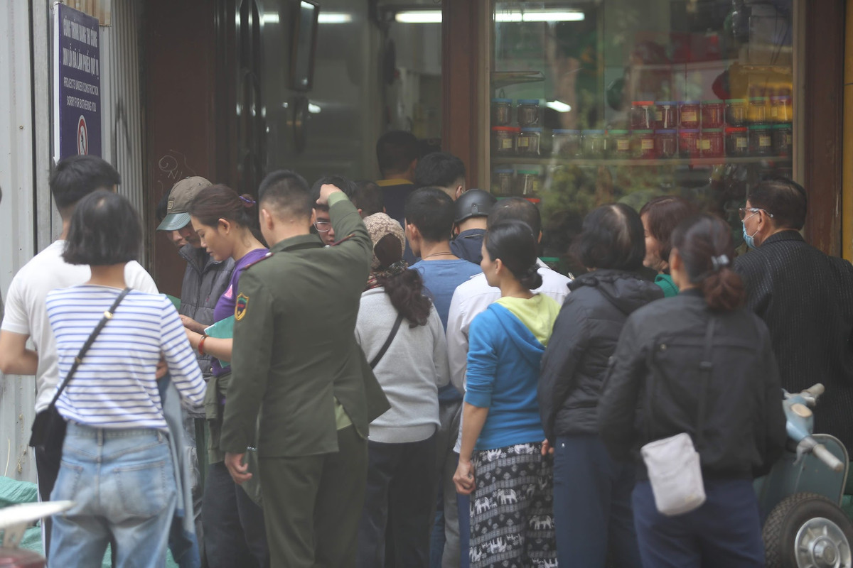 Lượng mua quá lớn nên bánh chưng sau khi làm xong ngay lập tức được vận chuyển đến cửa hàng.