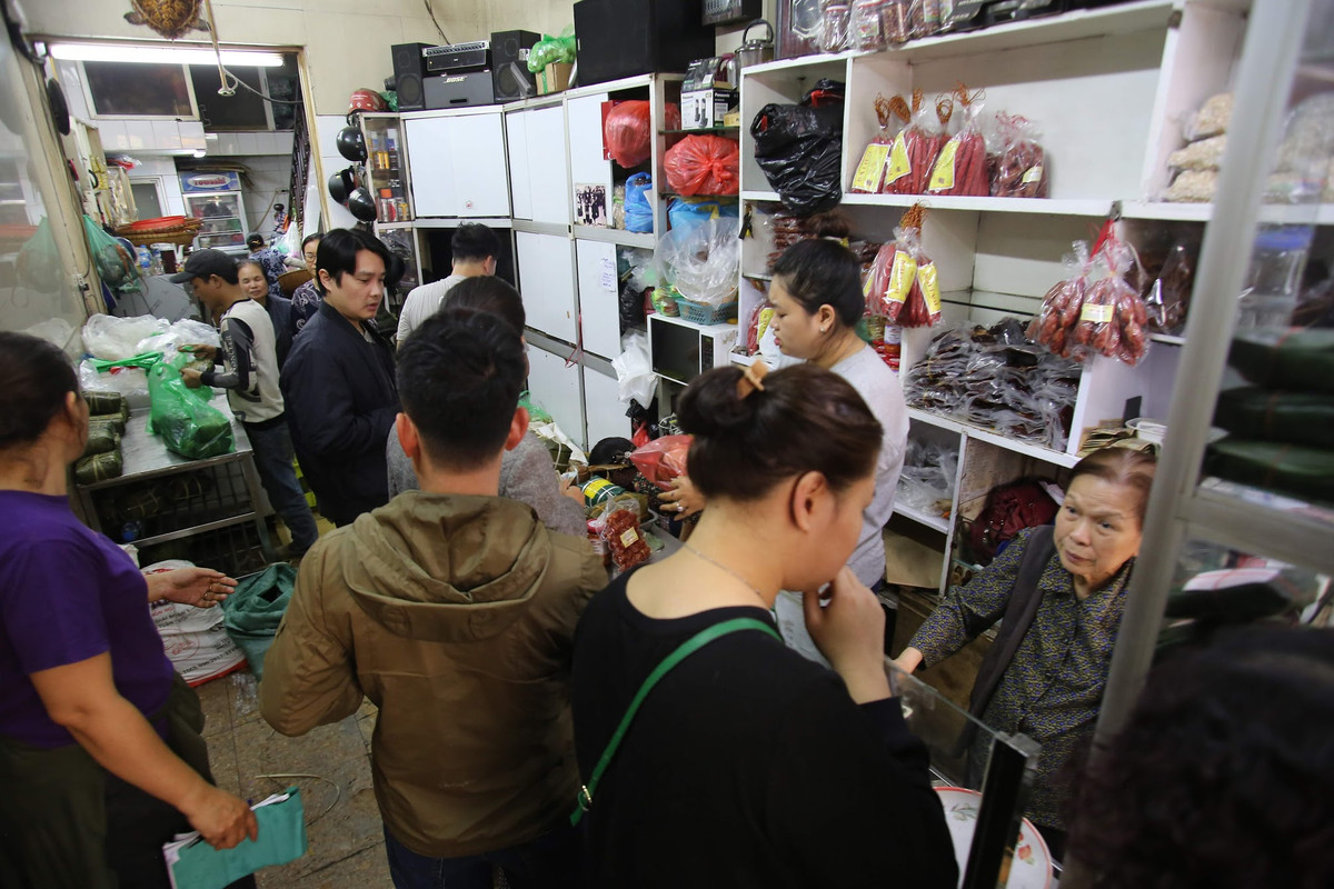 Hằng năm, cứ từ khoảng 25 tháng Chạp trở đi, số lượng bánh chưng giò chả bán ra tại cửa hàng có thể gấp từ vài chục đến cả trăm lần ngày thường.