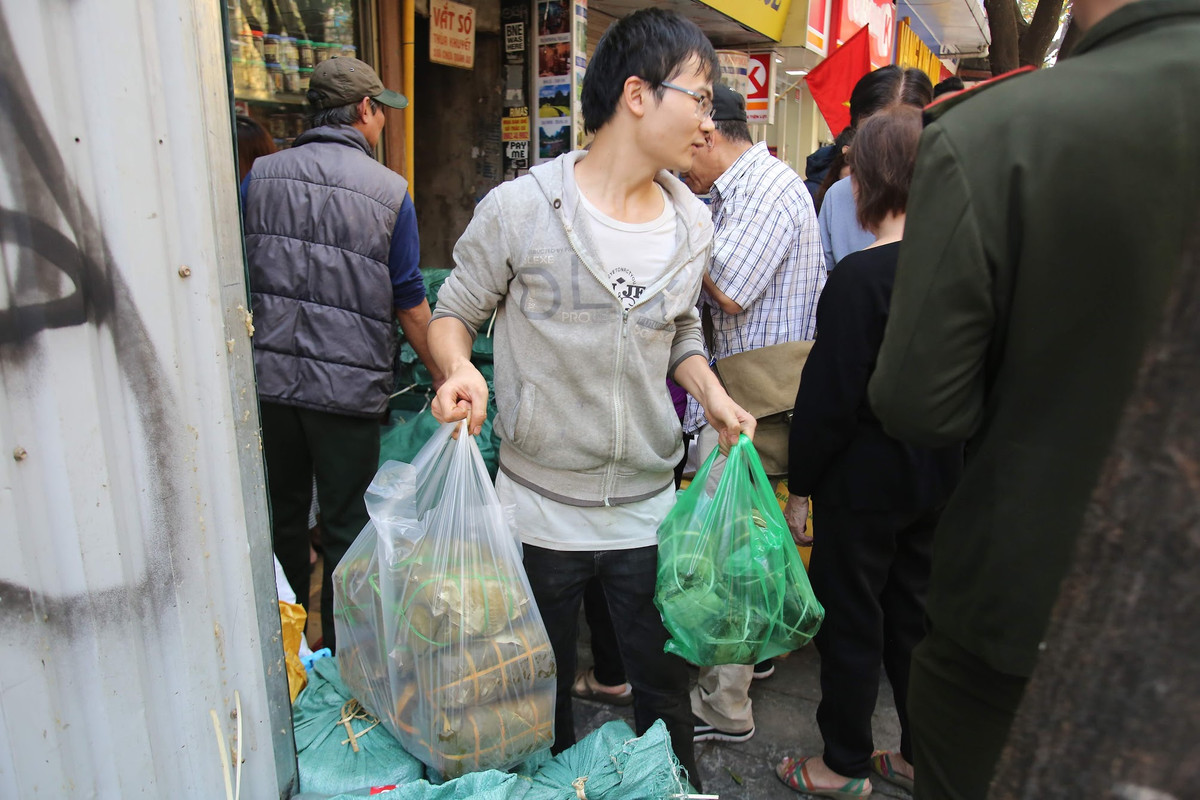 Mỗi người phải chờ từ 30 - 45 phút mới tới lượt vào mua những chiếc bánh chưng về cúng gia tiên.
