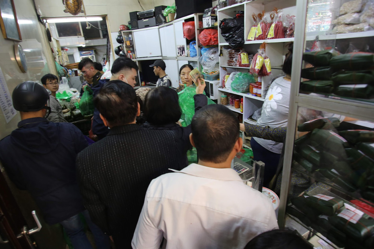 Trong những ngày cuối năm, cảnh tượng dòng người xếp hàng mua bánh chưng về cúng gia tiên đã thu hút sự chú ý của nhiều người khi đi qua con phố Hàng Bông.