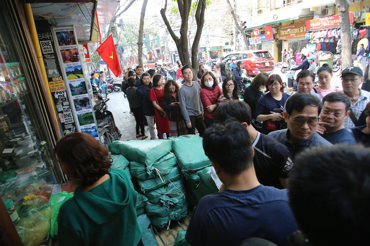 Theo ghi nhận của PV Kiến Thức, bánh chưng ở cửa hàng thực phẩm trên phố Hàng Bông có giá 60.000 đồng/chiếc. Giò chả 200.000 đồng/kg.