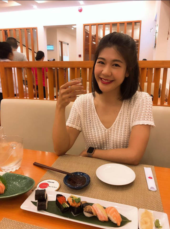 Huỳnh Lý Đông Phương (sinh năm 1987) là nữ cơ trưởng đầu tiên của đội bay Airbus A321. Cô gây ấn tượng khi sở hữu khuôn mặt thanh thoát và vóc dáng chuẩn mực không kém gì các siêu mẫu.