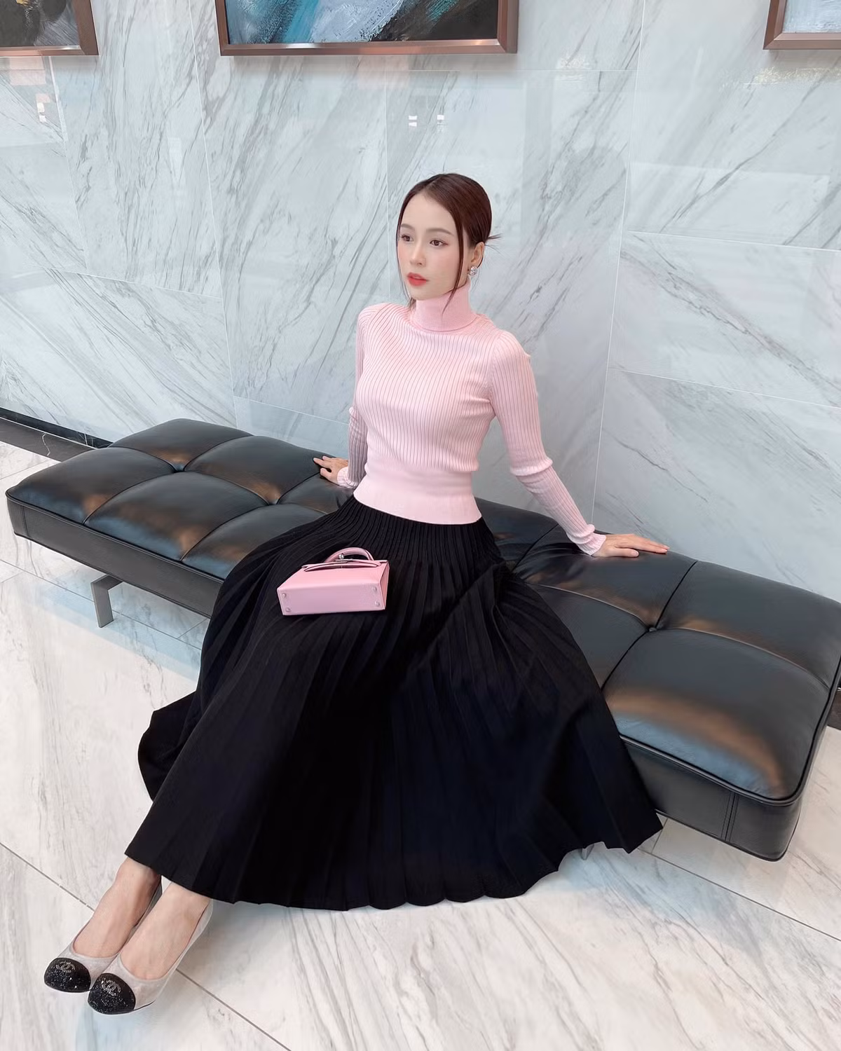 Hot girl Sam được công chúng biết tới với những phát ngôn liên quan đến tiền. Cô từng chia sẻ về việc có tổng giá trị tài sản lên tới 50 tỷ đồng, sở hữu nhiều nhà và 2 siêu xe đắt đỏ.