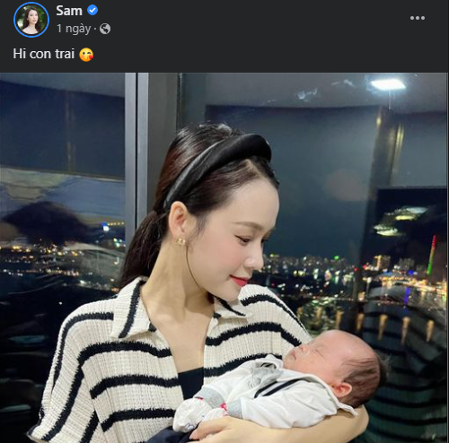 Ngoài hình ảnh bế em bé trên tay, hot girl Sam còn nói thêm: "Chào con trai". Điều này đã khiến cư dân mạng vô cùng bất ngờ cho rằng cô đã ngầm công khai diện mạo quý tử đầu lòng.