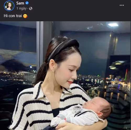 Ngoài hình ảnh bế em bé trên tay, hot girl Sam còn nói thêm: "Chào con trai". Điều này đã khiến cư dân mạng vô cùng bất ngờ cho rằng cô đã ngầm công khai diện mạo quý tử đầu lòng.