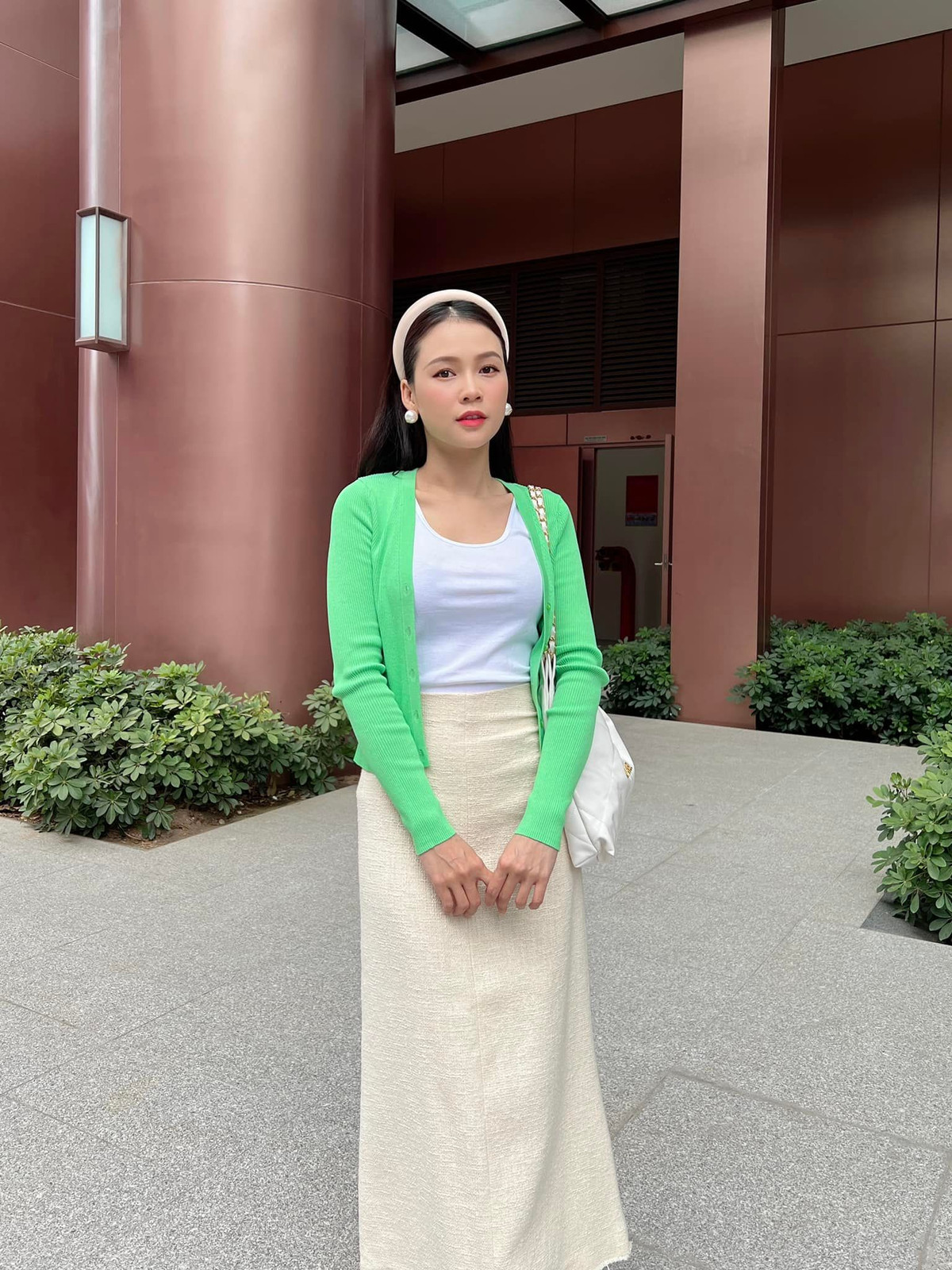 Không ít người hy vọng Sam sẽ thông báo tin vui vào một ngày gần nhất: "Em bé nhìn dễ thương quá. Chị Sam cũng lấy chồng đi để có bé yêu như vậy thương quá", "Chào hai cô cháu cưng quá", "Bé yêu quá ạ, chị Sam lấy chồng đi"...