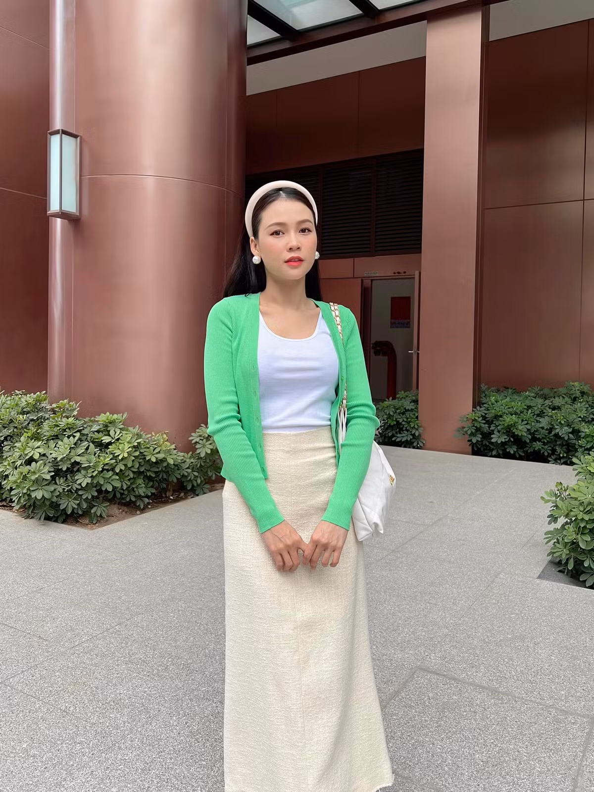 Không ít người hy vọng Sam sẽ thông báo tin vui vào một ngày gần nhất: "Em bé nhìn dễ thương quá. Chị Sam cũng lấy chồng đi để có bé yêu như vậy thương quá", "Chào hai cô cháu cưng quá", "Bé yêu quá ạ, chị Sam lấy chồng đi"...