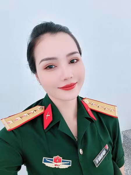 Trần Thị Ngọc Vũ ra Hà Nội bắt đầu tập luyện từ ngày 3/3/2025. Sau đó, chị cùng đồng đội lên tàu vào Nam hợp luyện vào đầu tháng 4/2025. Để làm tốt nhiệm vụ lần này, nữ quân nhân đã chuẩn bị một sức khỏe tốt, tinh thần quyết tâm, đặt tình cảm của bản thân vào từng lời đọc, truyền tải thông tin một cách tốt nhất để người nghe thấm đẫm linh hồn trong từng câu chữ. Ông xã cùng hai bên gia đình tạo điều kiện tốt nhất giúp chị Vũ yên công tác.