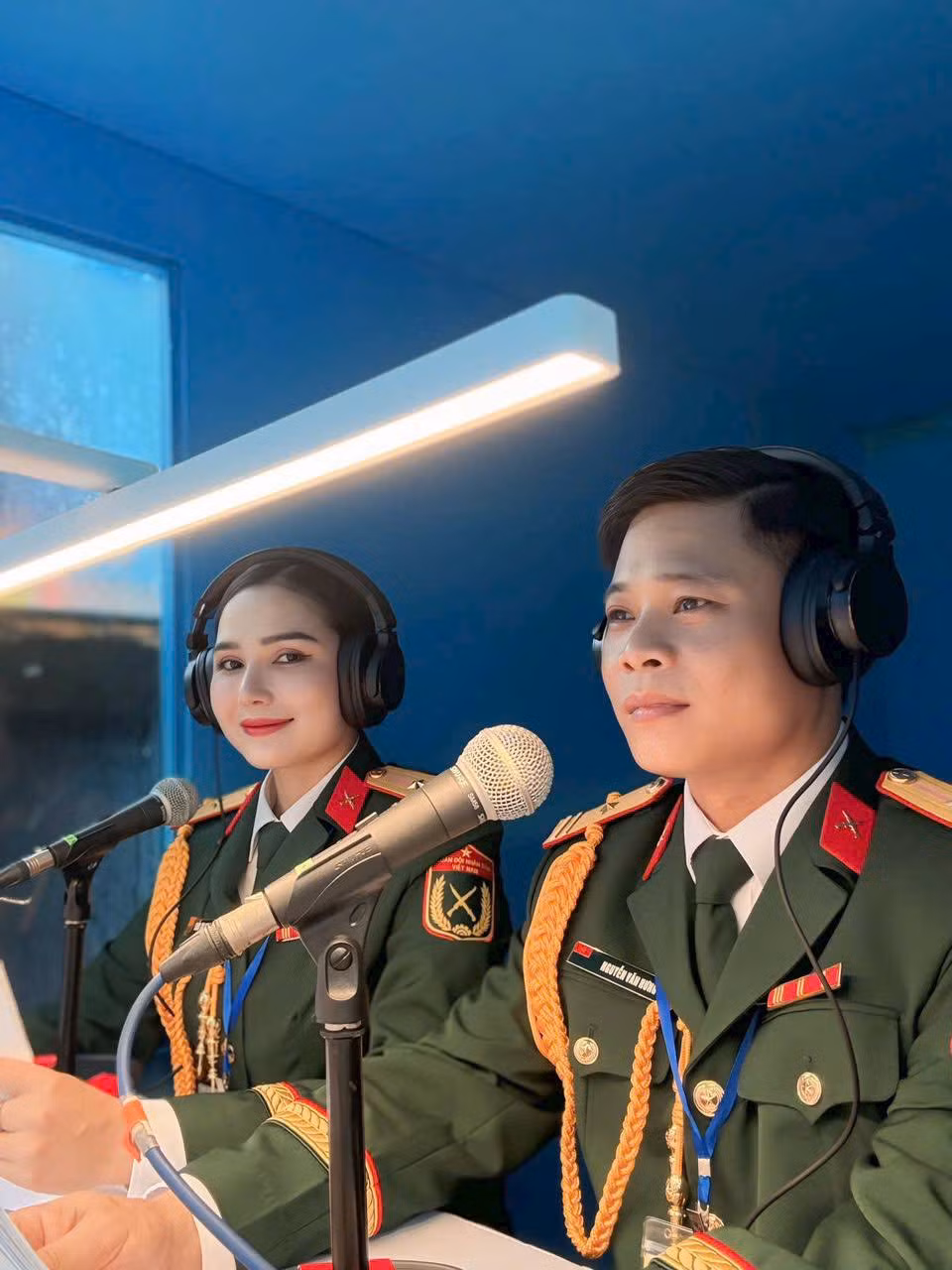 Theo dõi Lễ diễu binh, diễu hành sáng nay, nhiều người đặc biệt ấn tượng với giọng đọc thuyết minh đầy cảm xúc, vừa hùng tráng, khí phách, lại xen lẫn xúc động, bồi hồi. Mỗi câu chữ, nhịp đọc vang lên rất đỗi hào sảng, mạnh mẽ, truyền cảm hứng thúc giục, cổ vũ toàn Đảng, toàn dân, toàn quân.