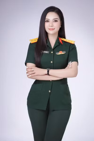 Trước đó, nữ quân nhân xinh đẹp đã từng đạt nhiều giải thưởng về thuyết minh, tuyên truyền tại đơn vị. Lần này, chị Vũ được Quân khu giới thiệu đi sơ tuyển giọng đọc thuyết minh A50 tại Hà Nội.