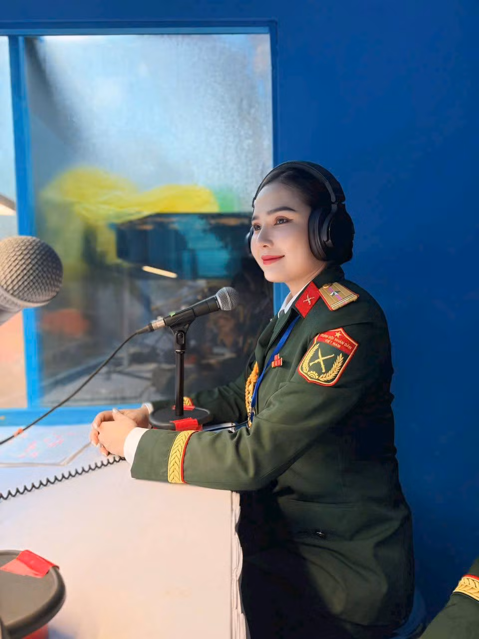 Trong đó, Thiếu tá Trần Thị Ngọc Vũ vinh dự được chọn là một trong bốn giọng đọc thuyết minh diễu binh, diễu hành kỷ niệm 50 năm ngày Giải phóng miền Nam, thống nhất đất nước.