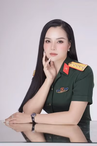 Không chỉ có giọng đọc "chạm trái tim người nghe", Thiếu tá Vũ còn gây ấn tượng bởi gương mặt khả ái, chiều cao nổi bật 1m70.