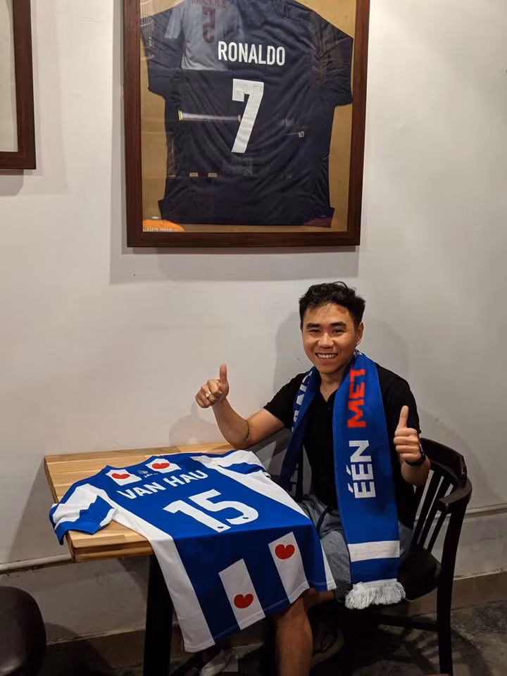 Văn Hậu cũng là cái tên "quen mặt" trong những bức ảnh của Hoàng Quân.