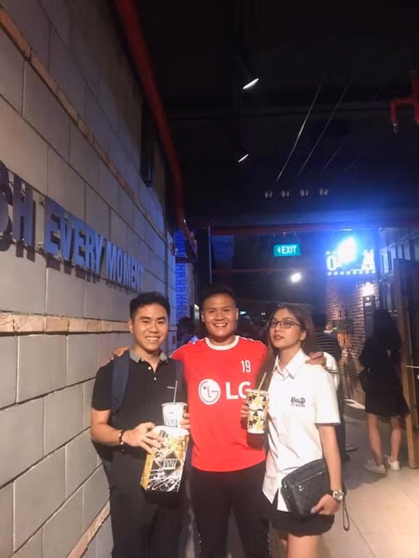 Hoàng Quân, cầu thủ Quang Hải và Nhật Lê xuất hiện trong một sự kiện ra mắt phim.