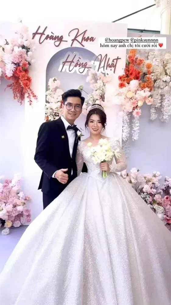 Nhân vật mới lấy vợ cách đây không lâu là Pewpew (tên thật là Hoàng Khoa). Cô dâu của hot streamer là Hồng Nhật.