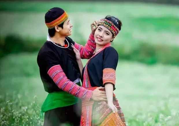 Vì Độ Mixi là người Tày nên ngoài ảnh cưới với vest và váy trắng, cặp đôi còn chụp ảnh với trang phục dân tộc. Trong những khoảnh khắc này, "bà chủ kênh" cũng rất xinh đẹp, ra dáng con dâu dân tộc Tày.