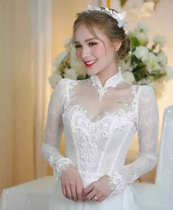 Dù Xoài Non - Xemesis đã về chung một nhà được 2 năm nhưng nhan sắc của cô dâu vẫn gây ấn tượng mạnh với nhiều người.