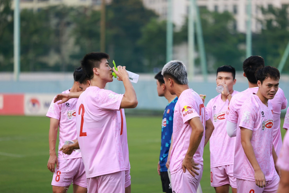 Doi tuyen Viet Nam tap luyen buoi dau duoi thoi tiet oi buc Ha Noi-Hinh-3