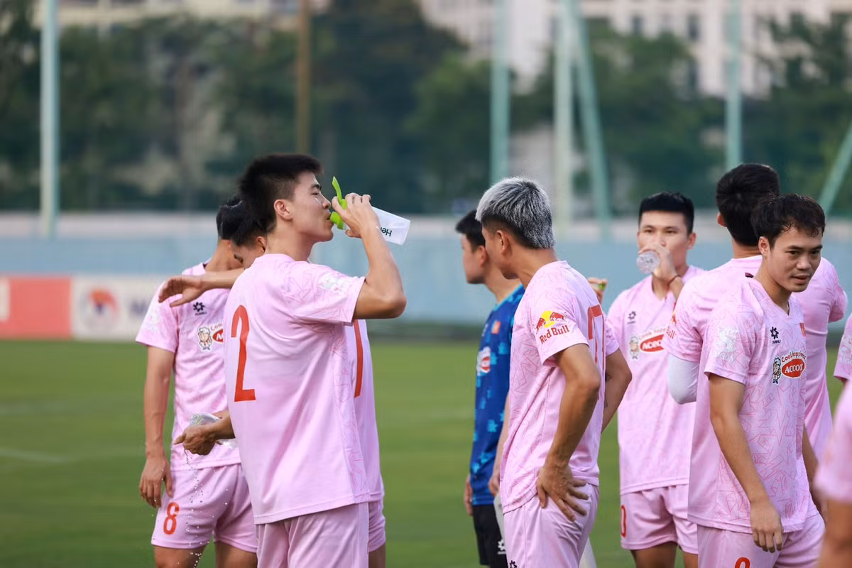 Doi tuyen Viet Nam tap luyen buoi dau duoi thoi tiet oi buc Ha Noi-Hinh-3