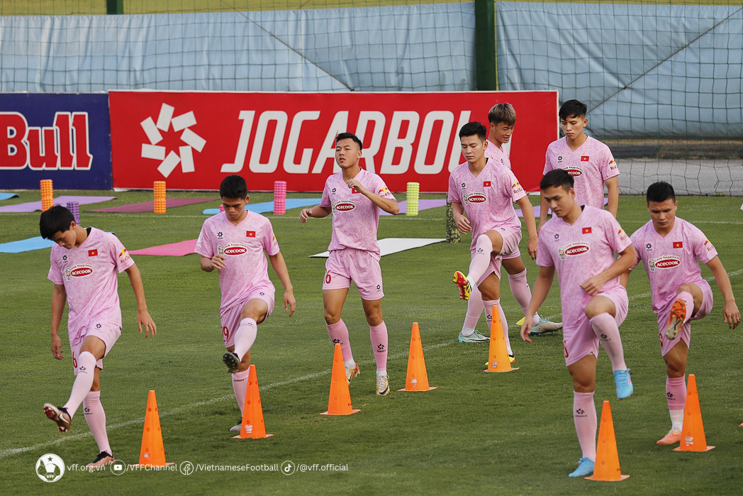 Doi tuyen Viet Nam tap luyen buoi dau duoi thoi tiet oi buc Ha Noi-Hinh-2