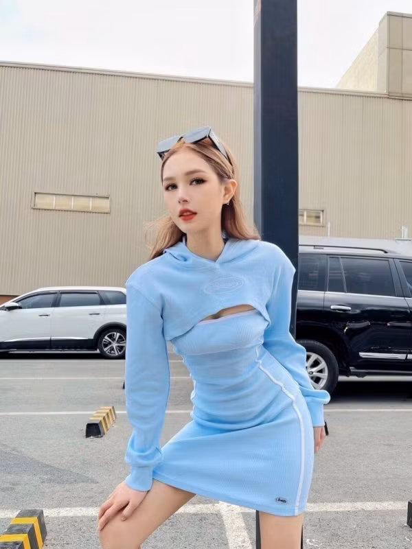 Điều đó cũng không quá khó hiểu khi Xoài Non vừa xinh đẹp lại vô cùng duyên dáng. Đáp lại sự mong mỏi của fans, người đẹp đã ngồi livestream liên tục trong 3 tiếng, đây cũng là lần đầu tiên cô nàng lên sóng với vai trò là một streamer.