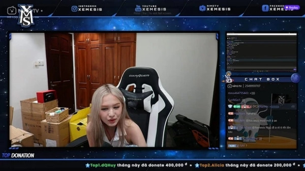 Mới đây, trong một buổi livestream với người hâm mộ của Xemesis, Xoài Non đã chiếm trọn spotlight và cho anh chàng ra rìa khi xuất hiện đầy xinh đẹp cùng cách nói chuyện gần gũi, dễ thương của mình.