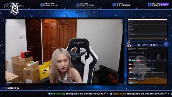 Mới đây, trong một buổi livestream với người hâm mộ của Xemesis, Xoài Non đã chiếm trọn spotlight và cho anh chàng ra rìa khi xuất hiện đầy xinh đẹp cùng cách nói chuyện gần gũi, dễ thương của mình.