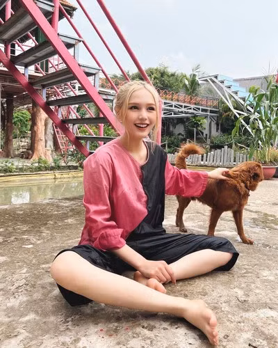 Xoài Non được biết đến với xuất thân là người mẫu ảnh, cho đến hiện tại, người đẹp sinh năm 2002 đã trở thành cái tên được nhiều nhãn hàng tin tưởng là lựa chọn.