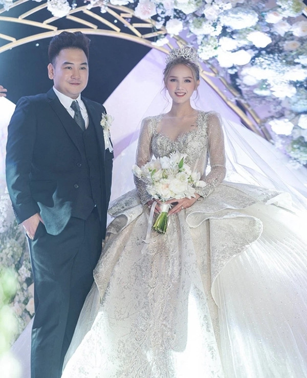 Hot girl Xoài Non và chồng quen nhau được 2 năm thì cả hai đã chính thức về chung nhà bằng một lễ cưới cực khủng với sự góp mặt của dàn streamer đình đám.