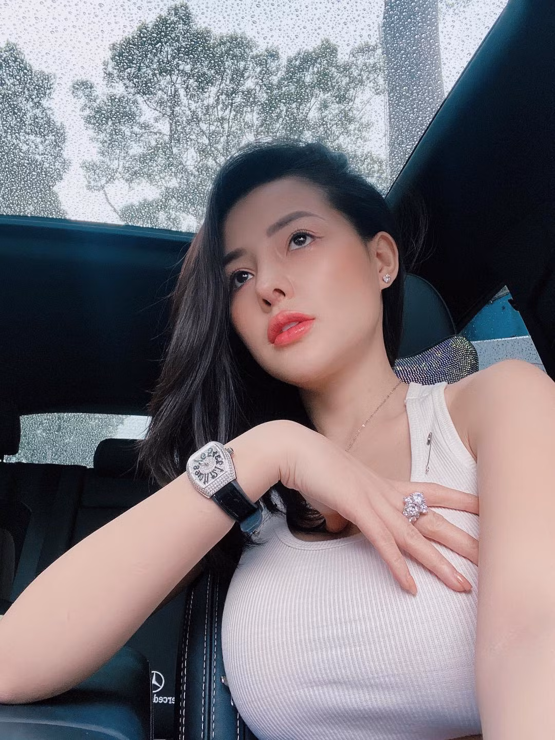 Cuộc sống của mỗi người không thể làm hài lòng được mọi thứ. Bản thân ra sao có bạn bè và gia đình thân thuộc hiểu rõ nhất. Còn dư luận bàn tán ra sao tôi không thể kiểm soát được. Tôi cảm thấy hài lòng với cuộc sống hiện tại”. Ngân 98 nói thêm.