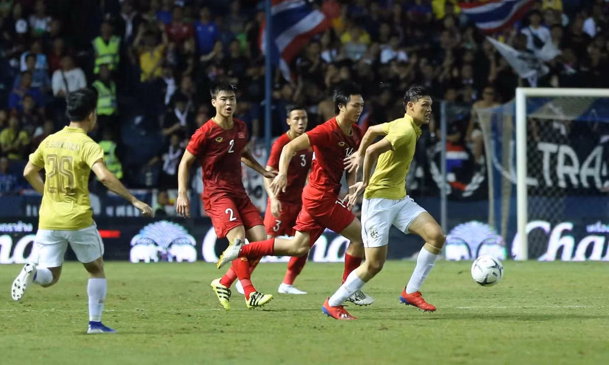 Được thi đấu trên sân nhà và để kỉ niệm sinh nhật nhà vua Thái Lan, nên các học trò của HLV Nishino Akira khi đó cũng chọn trang phục là áo vàng để tiếp đón đội tuyển Việt Nam.