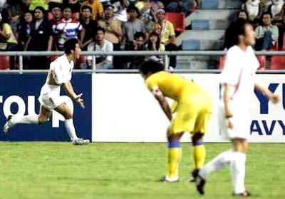 Rồi trái ngọt cũng đến với các học trò của HLV Calisto khi từ quả đánh đầu ngược của Công Vinh sau pha treo bóng đầu khó chịu của Minh Phương, bóng đi với quỹ đạo khó và làm tung lưới thủ môn Thái Lan.