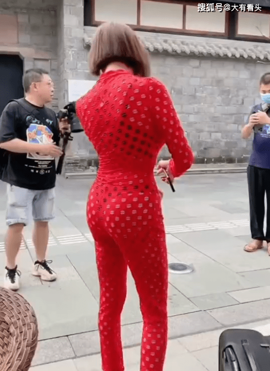 Điều đáng nói là cô mặc trang phục này trong một khu thắng cảnh, thản nhiên đi như người mẫu. Nhìn màu sắc và kiểu trang phục hở hang này, ai đi ngang qua cũng phải ngoái nhìn.