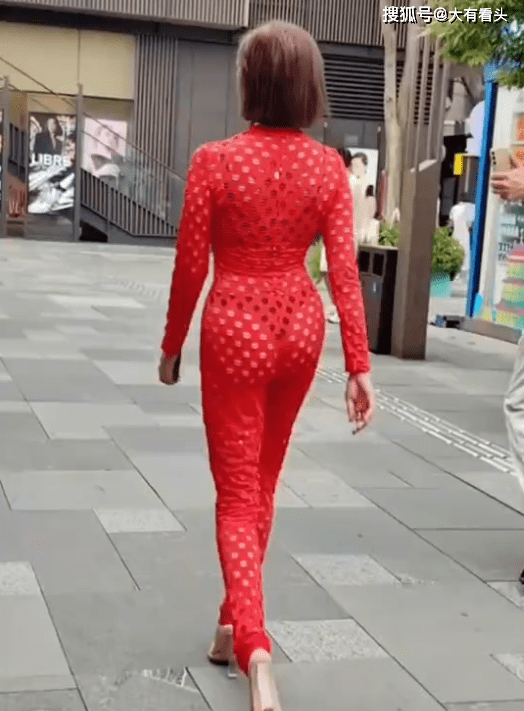 Mới đây, một cư dân mạng ở Trung Quốc khi đang lang thang trên đường thì bắt gặp một cô gái ăn mặc kỳ lạ. Theo đó, cô mặc một chiếc váy màu đỏ xuyên thấu, nhìn rõ cả nội y bên trong.