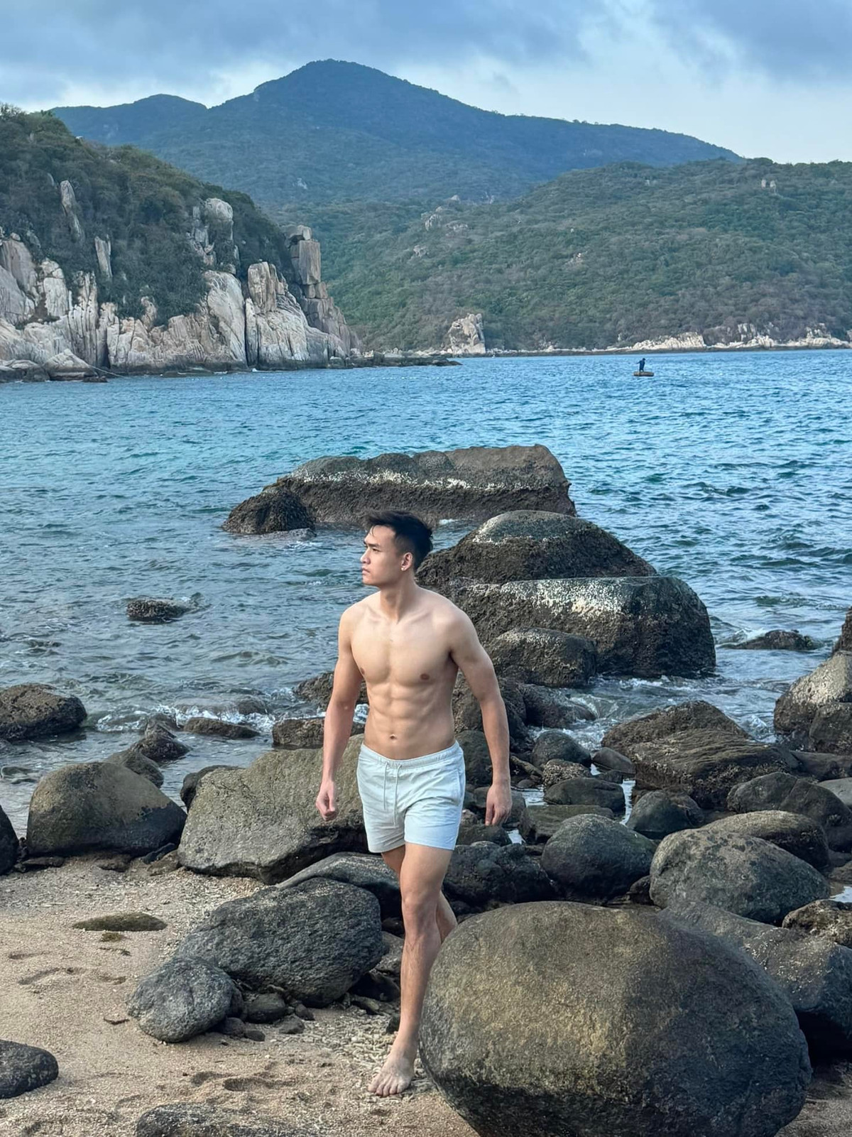 Trên sân cỏ, Bùi Hoàng Việt Anh không chỉ là chốt chặn vững chắc mà còn thể hiện sự tự tin và quyết đoán trong từng pha bóng.