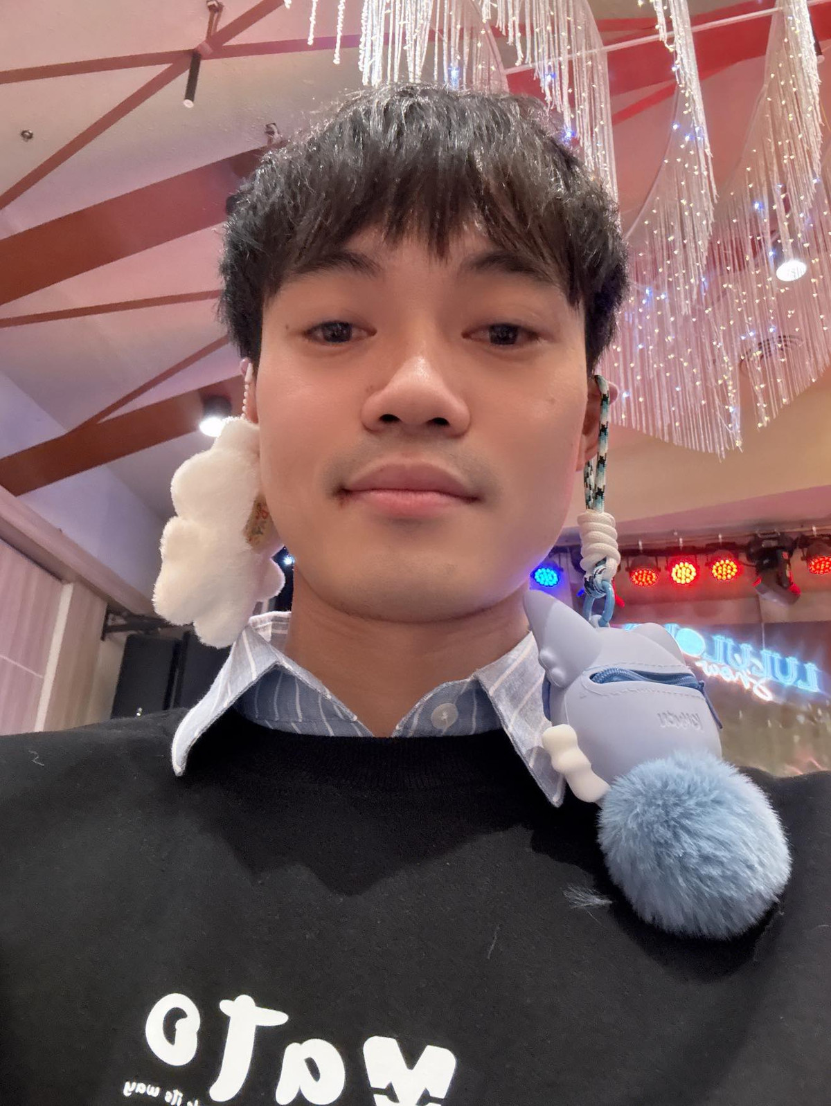 Ngoài sân cỏ, Văn Toàn ghi điểm với phong cách thời trang giản dị nhưng rất lịch lãm.