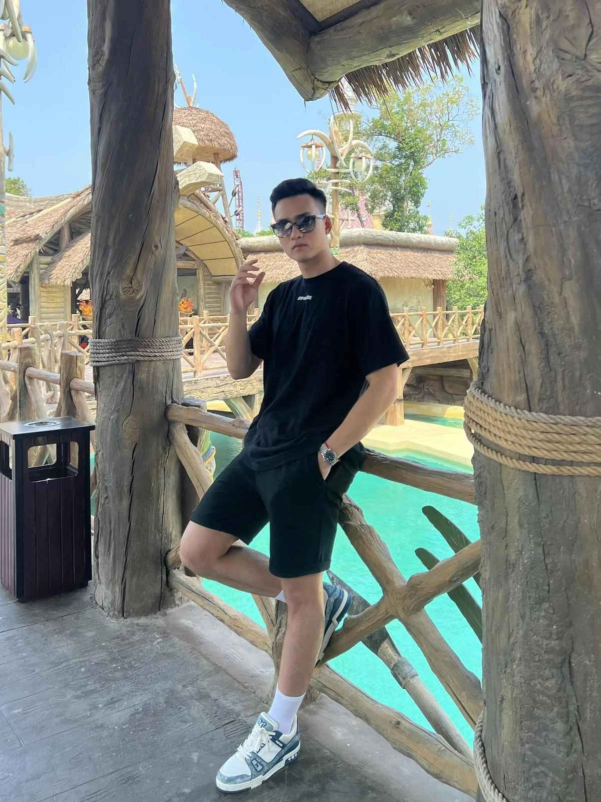 Chiều cao 1m87, thân hình săn chắc, gương mặt góc cạnh, nụ cười tươi và ánh mắt mạnh mẽ càng làm nổi bật vẻ đẹp trai, cuốn hút của Bùi Hoàng Việt Anh.