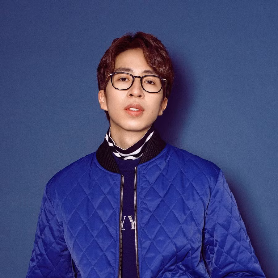 Ông ngoại của ViruSs là nhà nghiên cứu âm nhạc có tiếng kiêm nhà soạn nhạc, nhà sản xuất âm nhạc và viết tổng phổ cho cả dàn nhạc giao hưởng.