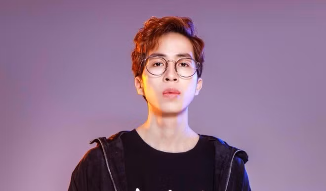 VirusSs nằm trong bộ "Tứ hoàng streamer Việt Nam". Không chỉ đa tài mà anh chàng này còn xuất thân từ trong một gia đình có truyền thống âm nhạc lâu đời.