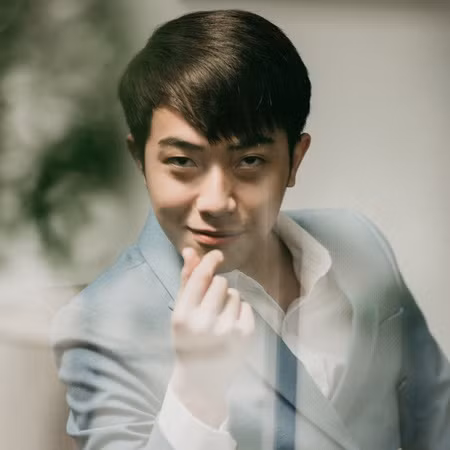 Được biết, bố của Chris Phan làm việc trong lĩnh vực cảnh quan đô thị và đang sở hữu công ty riêng.