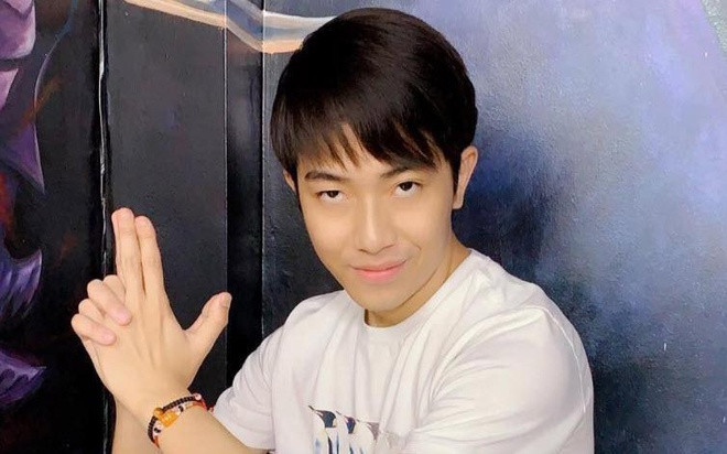 Theo thống kê của Social Blade, trung bình hàng năm Youtuber Cris Phan có thu nhập từ 88 nghìn đến 1,4 triệu USD (khoảng 2 - 32 tỷ VNĐ/ năm).