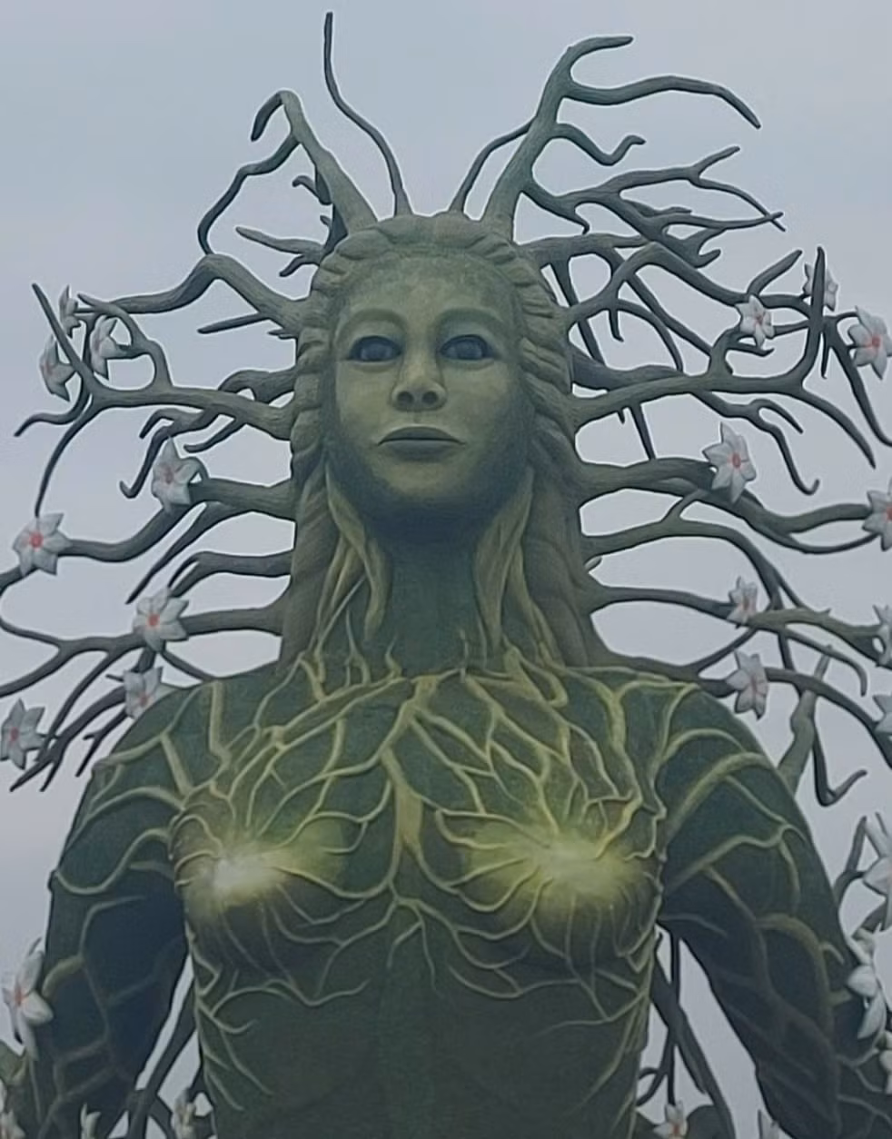 2 bức tượng được cho là lấy cảm hứng từ tượng thần nam nữ Medusa được xây dựng từ đầu tháng 4/2024, có chiều cao khoảng 17m và chiều rộng là 13m.