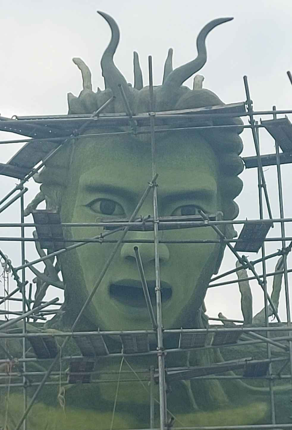 Hiện nay 2 bức tượng độc lạ này đang được lắp đặt và sơn phủ màu, cơ bản sắp hoàn thành.