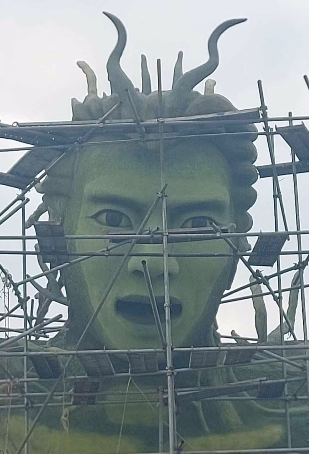 Hiện nay 2 bức tượng độc lạ này đang được lắp đặt và sơn phủ màu, cơ bản sắp hoàn thành.